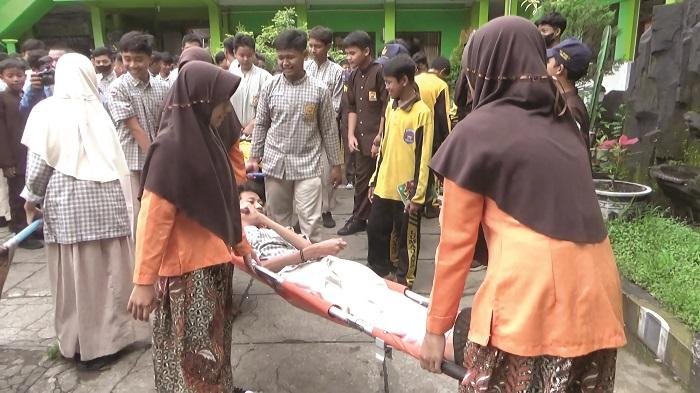 Ajari Siswa Mitigasi Bencana, BPBD Lumajang Gelar Simulasi Bencana