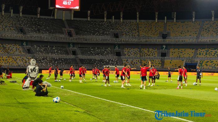 timnas-latihan-di-gbt-surabaya.jpg