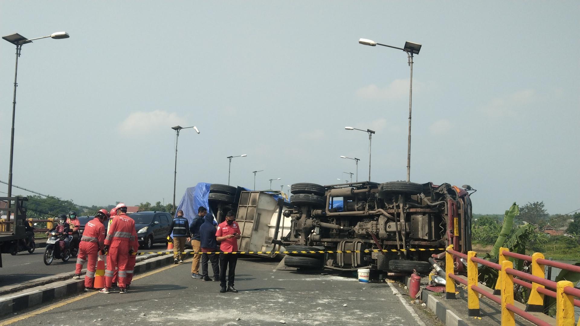 Truk Tangki LPG Pertamina Terguling di Jembatan Mertex Mojokerto, Lalu Lintas Sempat Lumpuh Total