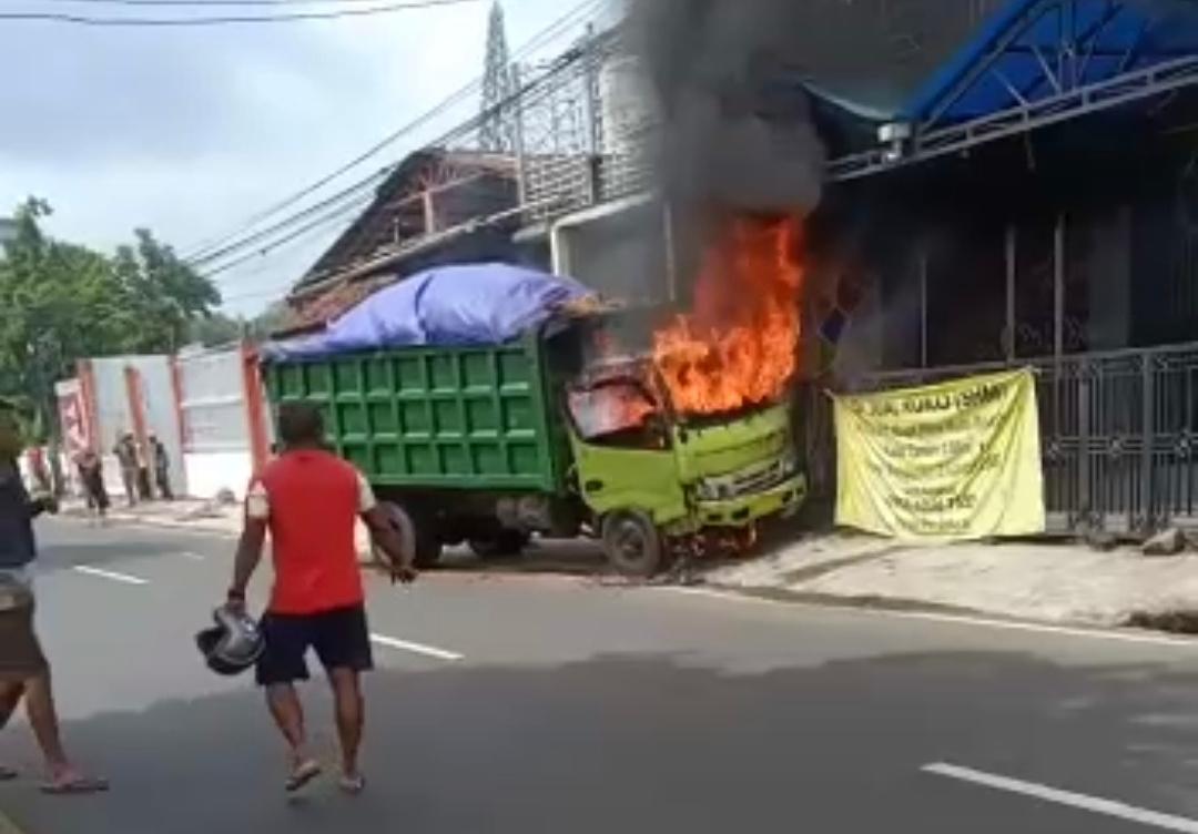 Kabin Truk Terbakar saat Melaju di Jalan Raya Banyuwangi, Sopir Melompat saat Truk Berjalan