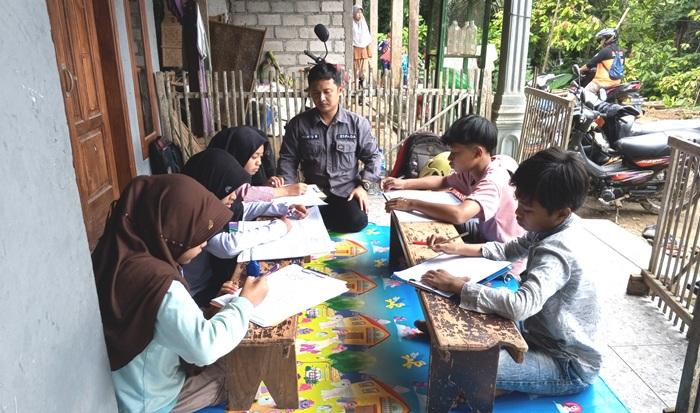 Terisolasi Longsor, Lima Siswa SD di Trenggalek Ikuti Ujian Sekolah di Teras Rumah Warga