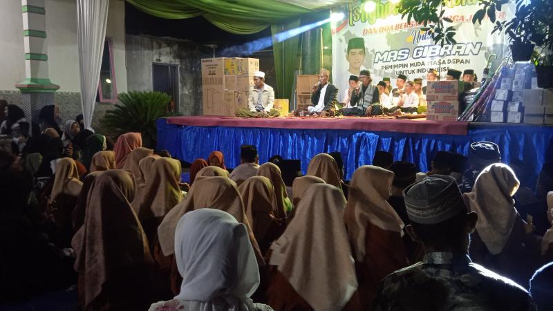 Ribuan Warga Jember Berselawat Sambil Deklarasi Mendukung Gibran Sebagai Capres 2024