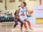 Aksi-Chantika-Arum-nomor-punggung-enam-saat-mencoba-drive-di-laga-DBL-Jember-2025.jpg
