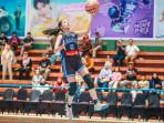 Aksi-Diestya-Prameiswari-nomor-punggung-lima-saat-melakukan-layup-di-DBL-Jember-2025.jpg