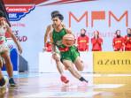 Aksi-Dimas-Dwi-Candra-nomor-punggung-lima-saat-melakukan-drive-di-DBL-Jember-2025.jpg