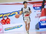 Aksi-Farras-Rizky-di-laga-SMKN-2-Probolinggo-versus-SMA-Dian-Harapan-Jember-dalam-DBL-Jember-2025.jpg