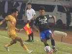 Aksi-pemain-baru-Persekabpas-Pasuruan-David-Rumakiek-saat-masih-memperkuat-Persib-Bandung.jpg