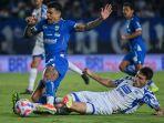 Aksi-penyerang-Persib-Bandung-Ciro-Alves-saat-dijegal-pemain-PSIS-Semarang-Roge-Bonet-Badia.jpg