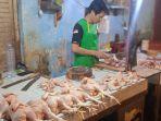 Aktifitas-Pedagang-Daging-Ayam-Potong-di-Pasar-Tanjung-Jember.jpg