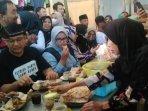 Anies-blusukan-pasar.jpg