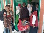 Antar-anak-sekolah-rakyat-Jombang.jpg