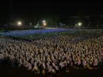 BERSALAWAT-Ribuan-santri-dan-jamaah-Syekhermania-lirboyo.jpg