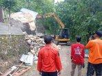 Batu-raksasa-dipecah-usaha-Timpa-rumah-warga-di-Ponorogo.jpg