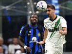 Bek-Sassuolo-Mattia-Viti-berebut-bola-dengan-penyerang-Inter-Milan-Marcus-Thuram.jpg