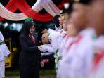 Bupati-Banyuwangi-Ipuk-Fiestiandani-mengukuhkan-75-Paskibraka-2024.jpg