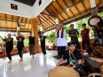 Bupati-Banyuwangi-Ipuk-Fiestiandani-saat-menemani-siswa-siswa-tersebut-latihan-Tari-Gandrung.jpg