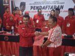 Bupati-Hendy-Siswanto-menyerahkan-formulir-pendaftaran.jpg