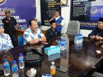 Bupati-Hendy-saat-tiba-di-Kantor-DPD-Partai-Nasdem-Jember-untuk-daftar-Cabup-2024.jpg