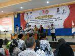 Bupati-Karna-Suswandi-saat-memberikan-semangat-di-hadapan-ratusan-guru-se-Kabupaten-Situbondo.jpg