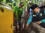 Bupati-Karna-Suswandi-saat-mendatangi-dan-mengecek-tandon-air-di-Dusun-Secanagan.jpg