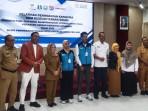 Bupati-Situbondo-Yusuf-Rio-Wahyu-Prayogo-bersama-Kadinsos-Provinsi-Jatim-Restu-Novi-Widiani.jpg