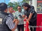 CEK-KADAR-Unit-Tipidter-Satreskrim-Polres-Probolinggo-saat-mengecek-BBM-di-SPBU.jpg