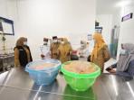 CEK-SPPG-Bupati-Ipuk-saat-meninjau-salah-satu-SPPG-di-wilayah-Kecamatan-Giri.jpg