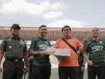 CEO-Persebaya-Azrul-Ananda-bersama-Ketua-Umum-Jakmania-Diky-Soemarno.jpg