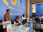 DIALIHKAN-Aktifitas-pelayanan-di-Kantor-Dispenduk-Jember.jpg