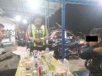 DIPERIKSA-Satlantas-Polres-Pasuruan-saat-mengamankan-pelaku.jpg