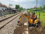 Daop-9-Jember-melakukan-normalisasi-jalur-kereta-menghadapi-musim-hujan.jpg