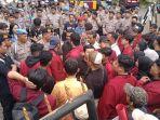 Demo-Mahasiswa-IMM-di-Gedung-DPRD-Jember-berakhir-ricuh.jpg