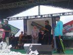 Dewi-saat-mendapatkan-hadiah-mototlr-listrik.jpg
