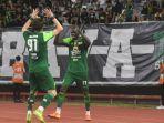 Dua-pemain-Persebaya-Flavio-Silva-dan-Dejan-Tumbas-melakukan-selebrasi.jpg