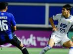 Duel-pemain-Persib-Bandung-dan-Bangkok-United-di-ajang-AFC-Champions-League-Two-20252026.jpg