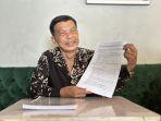 Erwin-Indra-Prasetya-saat-menunjukkan-bukti-petikan-putusan-Mahkamah-Agung.jpg