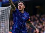 Gestur-gelandang-Chelsea-Enzo-Fernandez-pada-laga-kontra-Aston-Villa.jpg