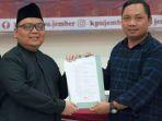 Gus-Jaddin-kiri-saat-menyerahkan-berkas-calon-Perseorangan-Pilkada-2024.jpg