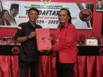 Hadi-Supaat-kanan-saat-ambil-Formulir-Pendaftaran-CabupCawabup-2024-di-Kantor-PDI-P-Jember.jpg