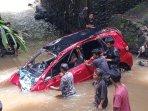 Honda-Jazz-Nyebur-Sungai.jpg