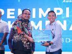 Jurnalis-TribunJatimTimurcom-Galih-Lintartika-saat-menerima-penghargaan-Humas-Kemenag-Award.jpg