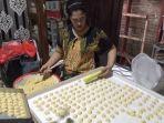 KUE-SATRU-Pemilik-Kue-Satru-Khas-Maesan.jpg