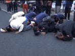 Kader-Partai-Nasdem-sujud-Syukur-di-depan-Kantor-KPU-Jember.jpg
