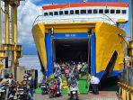 Kapal-Jatra-II-yang-melayani-penyeberangan-rute-Ketapang-Lembar-PP.jpg