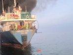 Kapal-tongkang-batubara-terbakar.jpg
