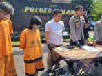Kedua-tersangka-kasus-KDRT-dengan-menyundutkan-rokok-di-tubuh-kedua-anaknya.jpg