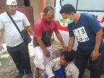 Keluarga-korban-menangis-histeris-di-teras-RSU-Asembagus.jpg