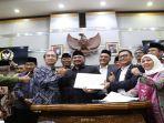 Kementrian-Agama-dan-Komisi-VIII-DPR-saat-menggelar-rapat.jpg