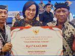 Kepala-Desa-Sukojato-Untung-Suripno-menerima-penghargaan-dari-Kementerian-Keungan.jpg