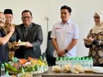 Ketua-DPRD-Kabupaten-Pasuruan-Samsul-Hidayat-memotong-tumpeng-saat-peresmian-gedung-baru.jpg